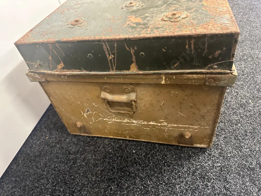 Vintage Yoon Sin Steel Trunk H35 W77 D42cm. Image 1++