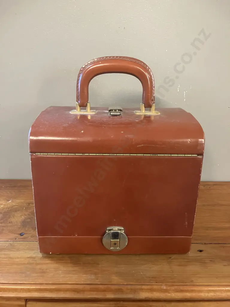 Le Tanneur Vintage French Brown Leather Vanity Case Circa 1960's. With Keys. H31 W25 D19.5cm Image 1++