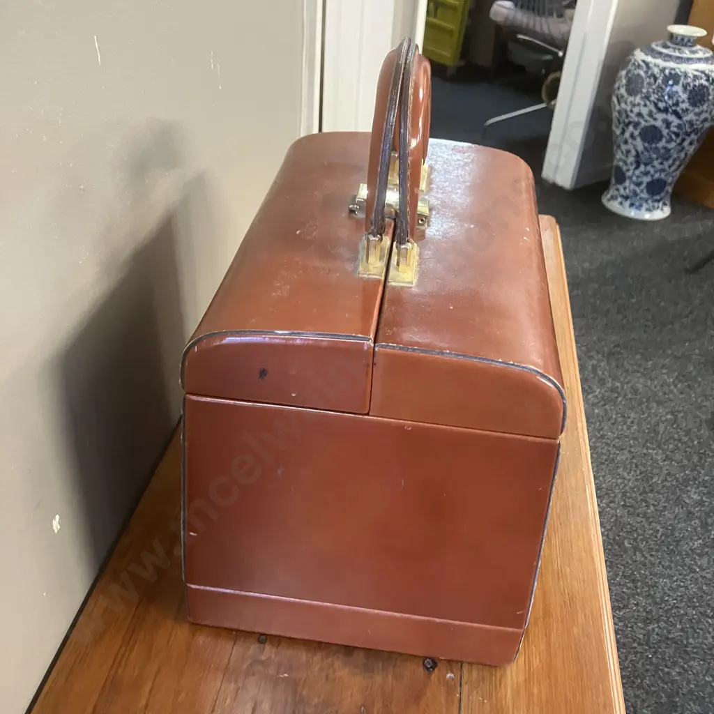 Le Tanneur Vintage French Brown Leather Vanity Case Circa 1960's. With Keys. H31 W25 D19.5cm Image 1++