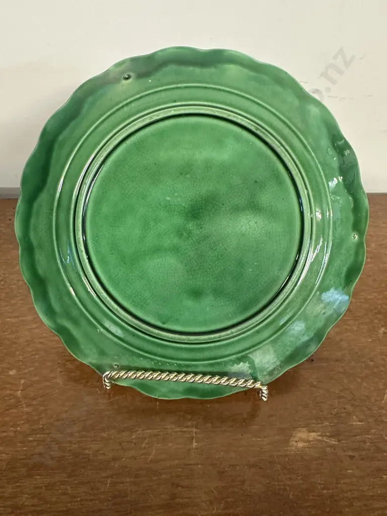 Green Majolica Vine Leaf Plate Dia21cm. Image 1++