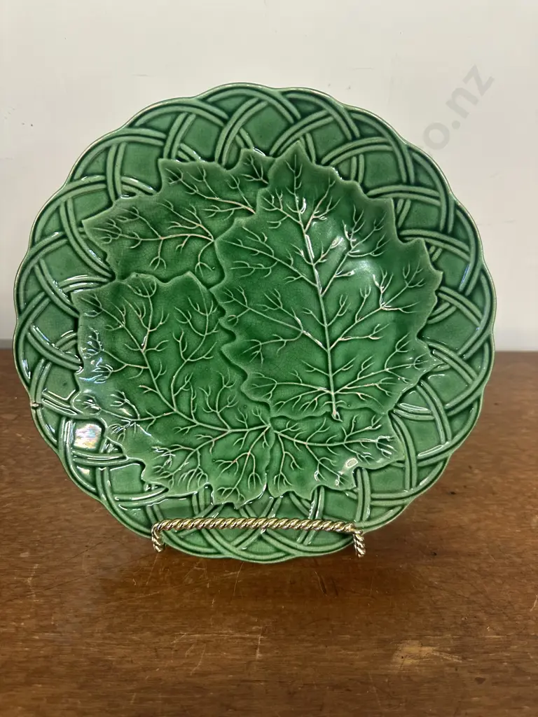 Green Majolica Vine Leaf Plate Dia21cm. Image 1++