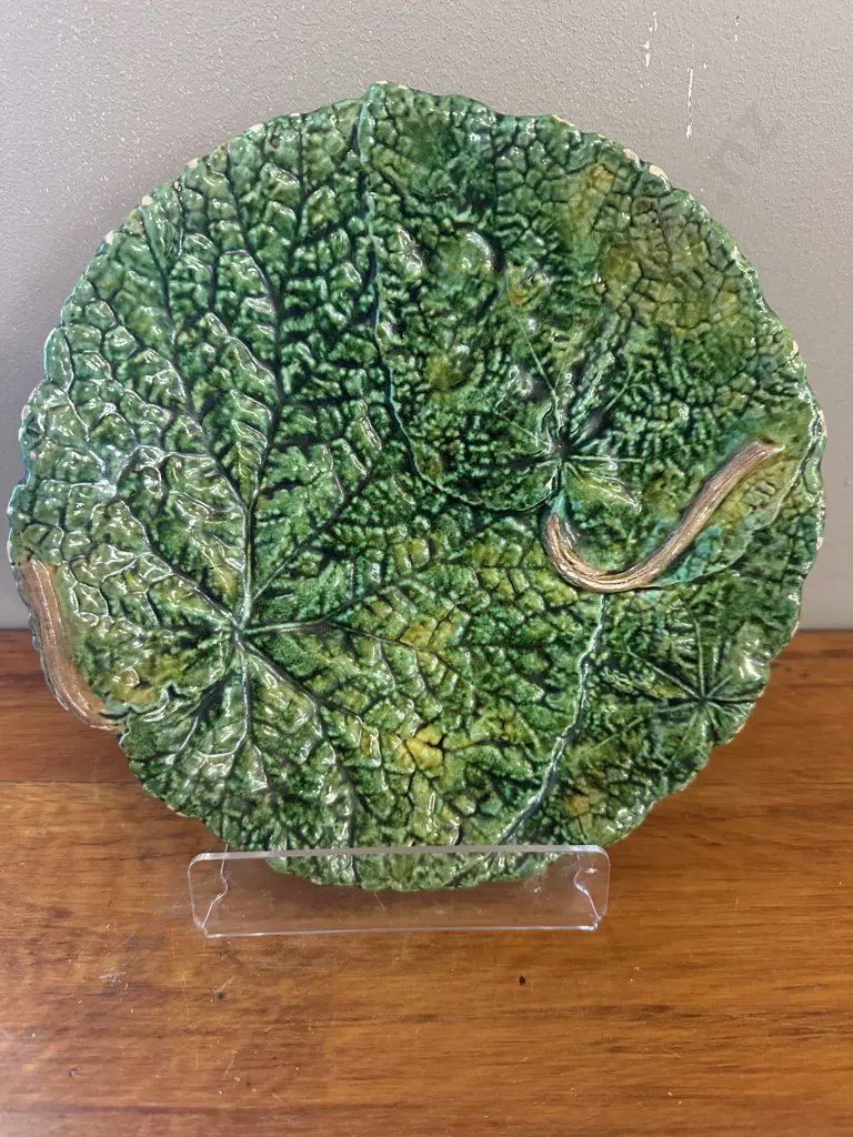 Antique Majolica Begonia Leaf Patterned Plate Vintage Condition Dia24cm. Image 1++