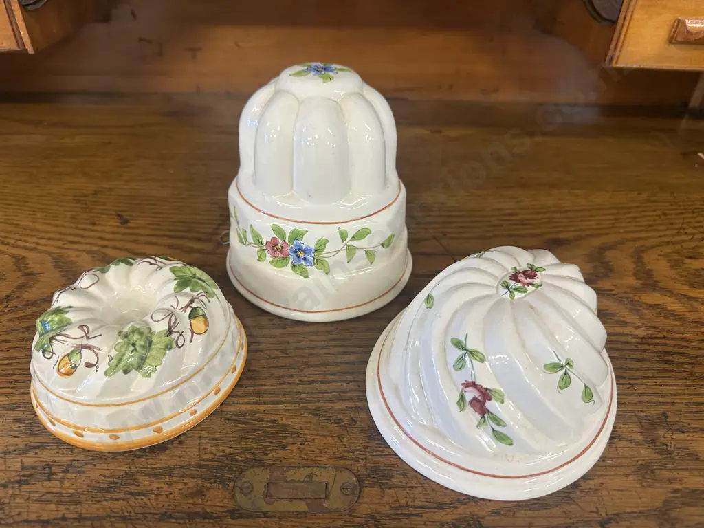 Selection Of Vintage Italian Ceramic Moulds Image 1++