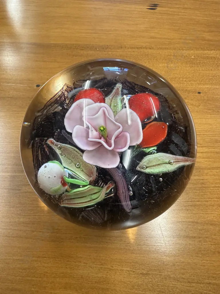 Limited Edition NZ Collection Paper Weight H8cm. Image 1++