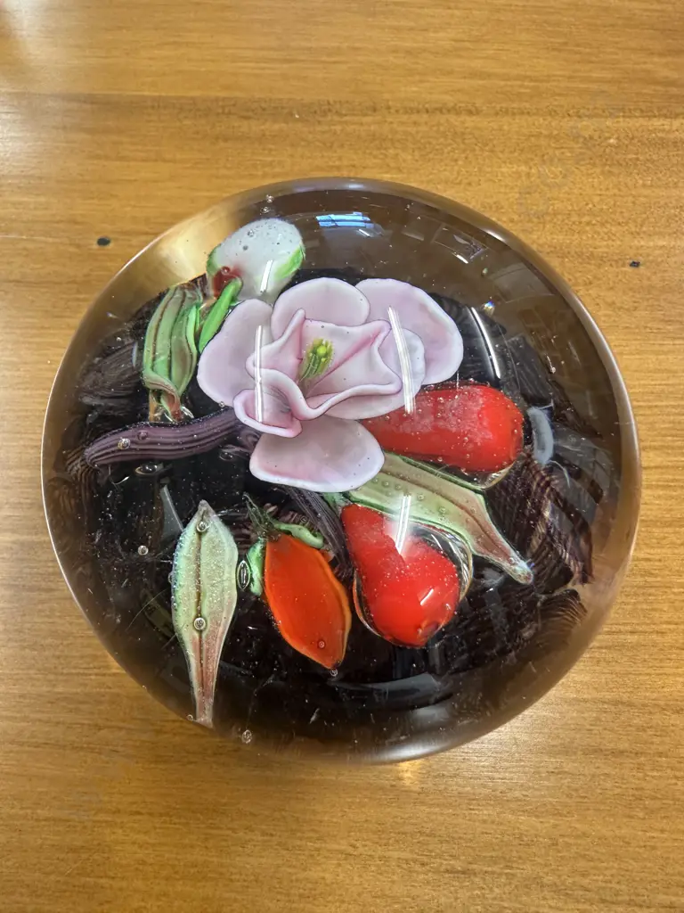 Limited Edition NZ Collection Paper Weight H8cm. Image 1++