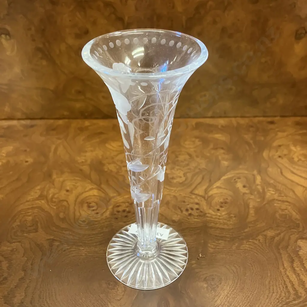 William Yeoward Crystal 8" 'Prissy' Bud Vase With Etched Sweet Pea Flowers Image 1++
