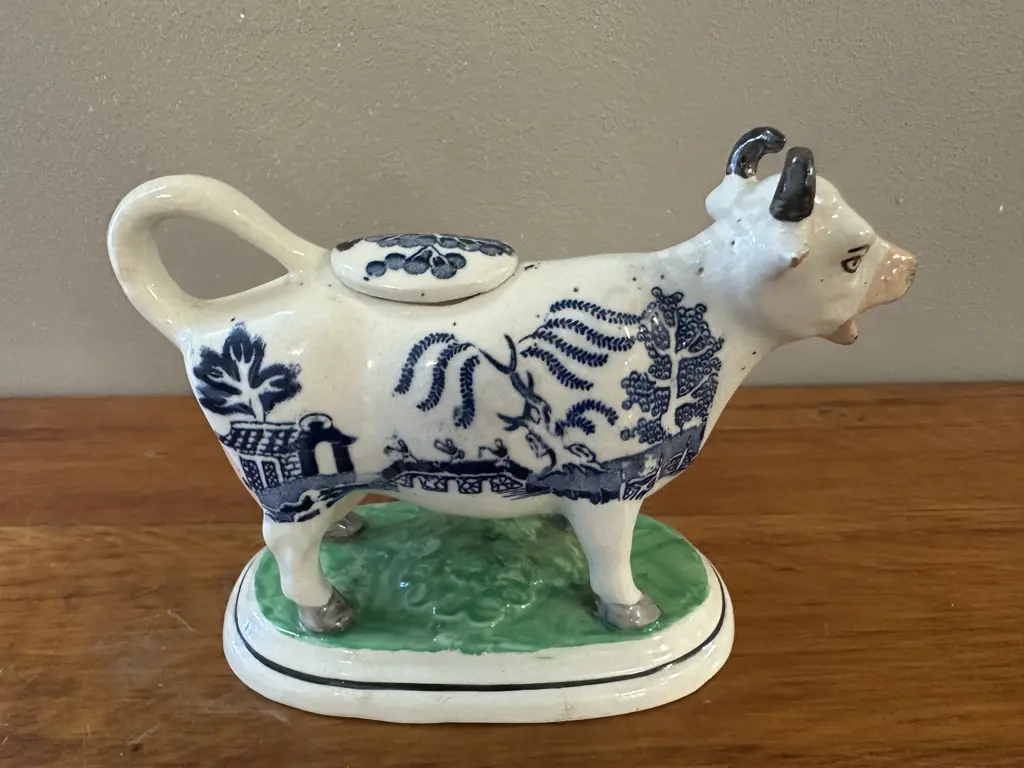Staffordshire Cow Creamer Blue & White Willow Pattern 12x16cm. Image 1++