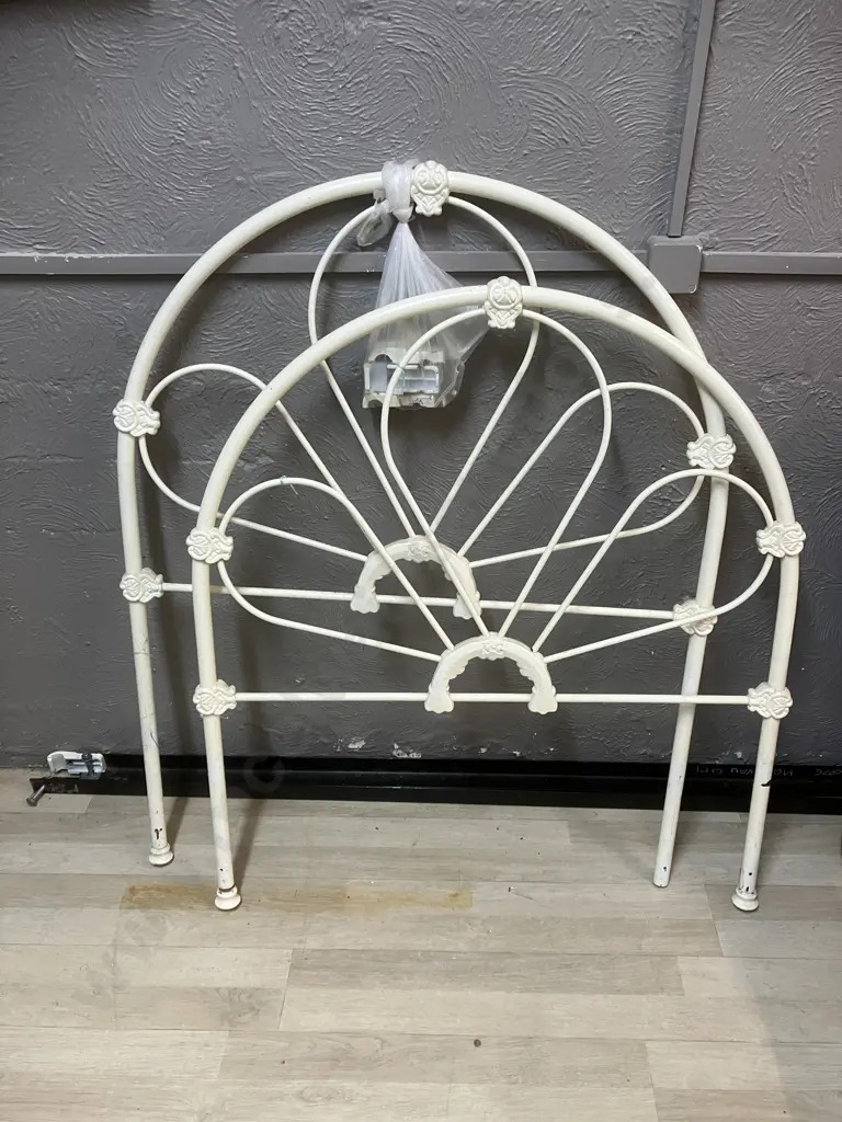 Wrought Iron Single Bed Ends Painted White With Rails Image 1++