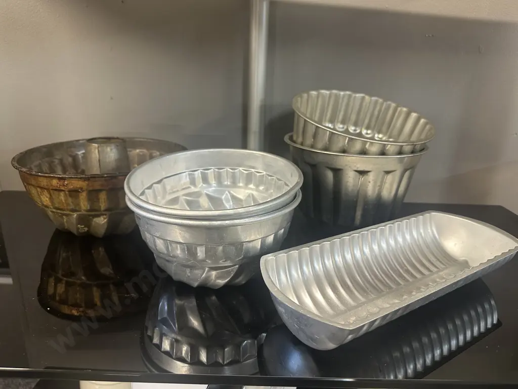 Selection Of Vintage Jelly/Cake Moulds Etc Image 1++