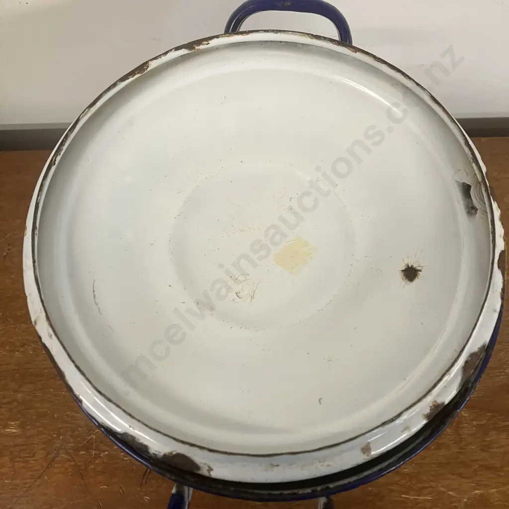 Vintage Enamelware Flour Bin With Original Lid. 28 x 27.5cm Image 1++