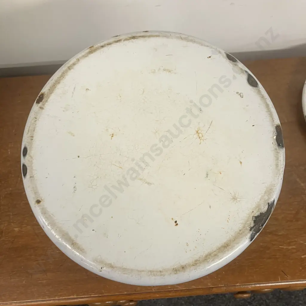 Vintage Enamelware Flour Bin With Original Lid. 28 x 27.5cm Image 1++