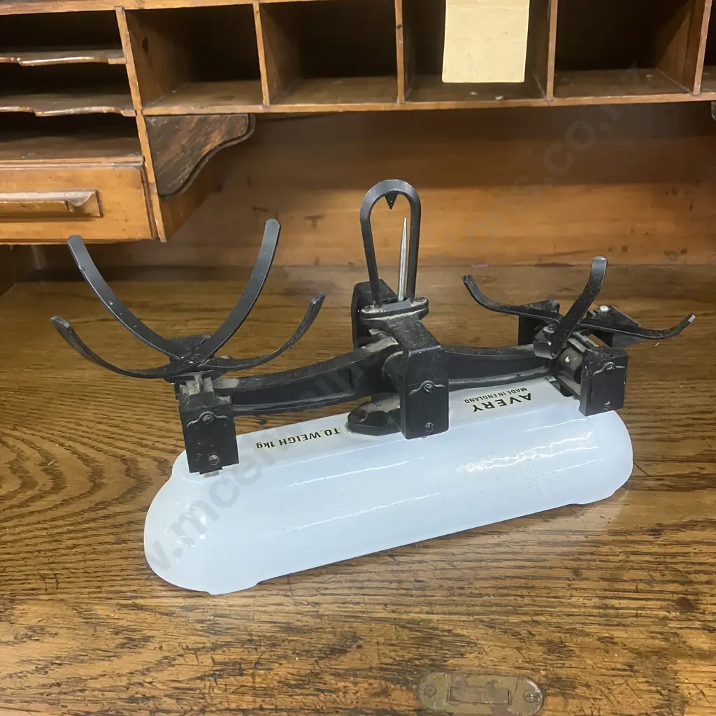 Vintage White Enamel Avery England Sweet Shop Weighing Scales (1Kg) With Assorted Weights Image 1++