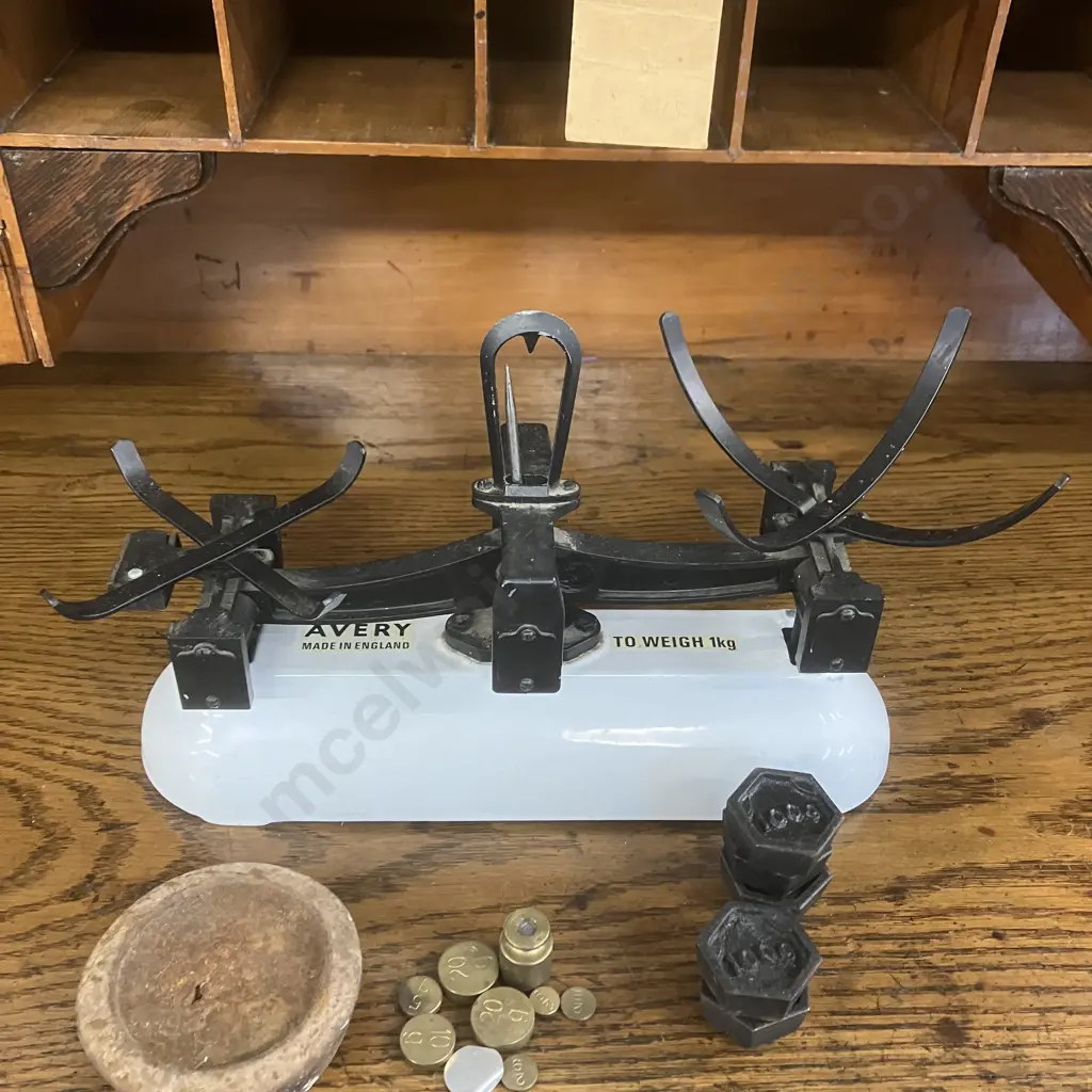 Vintage White Enamel Avery England Sweet Shop Weighing Scales (1Kg) With Assorted Weights Image 1++