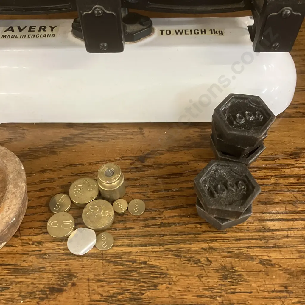 Vintage White Enamel Avery England Sweet Shop Weighing Scales (1Kg) With Assorted Weights Image 1++