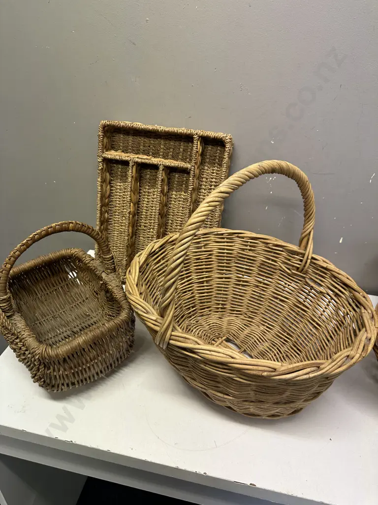 Vintage Cutlery Tray & Handled Baskets Image 1++