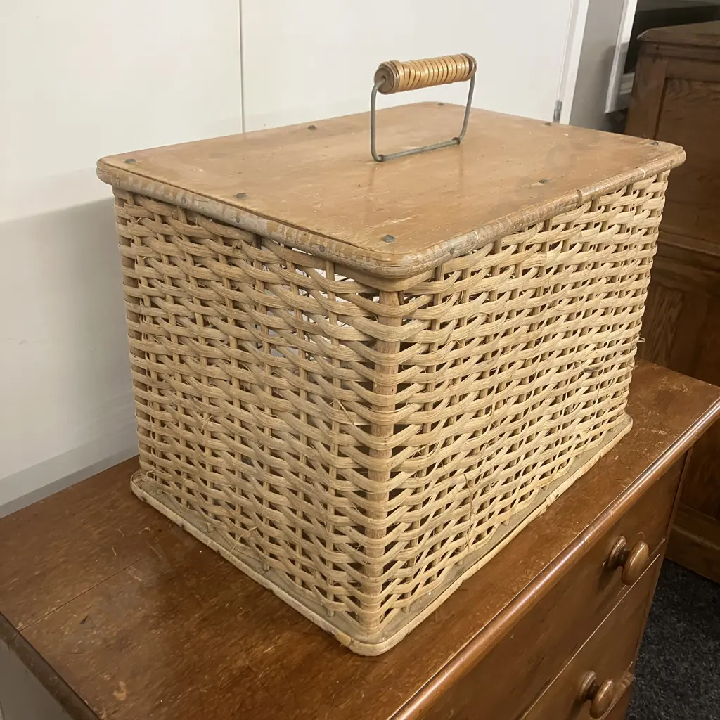 Vintage Wicker Cat Carry Basket. H32 W47 D33cm Image 1++