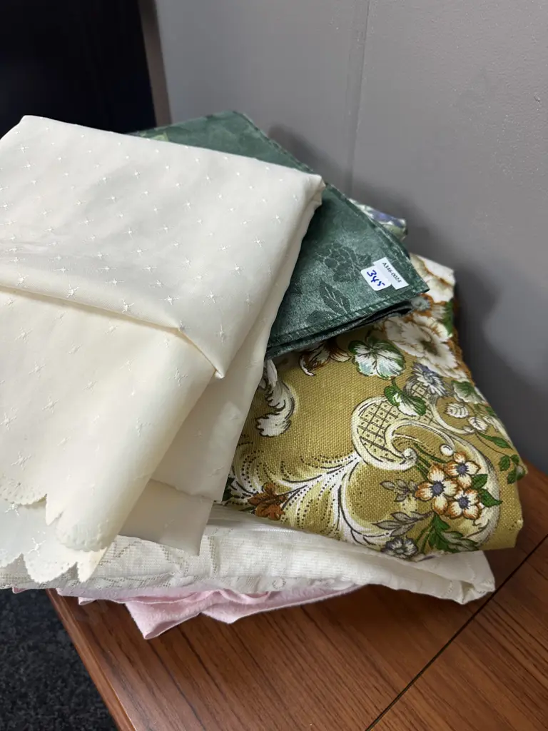 Assorted Vintage Linen, Table Cloths Etc Image 1++