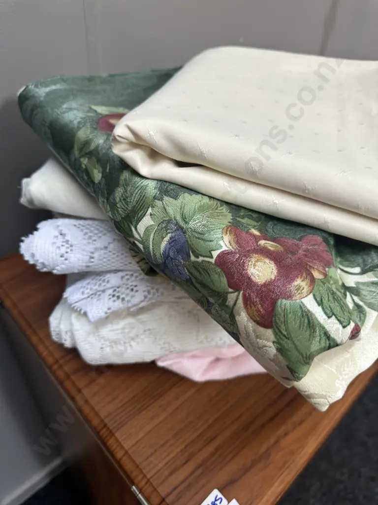 Assorted Vintage Linen, Table Cloths Etc Image 1++