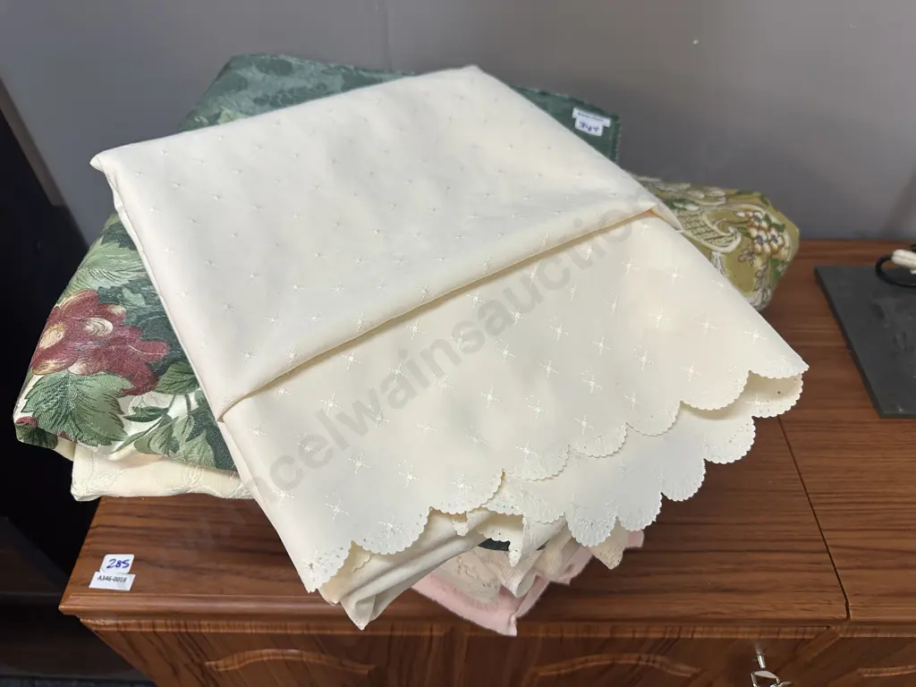 Assorted Vintage Linen, Table Cloths Etc Image 1++