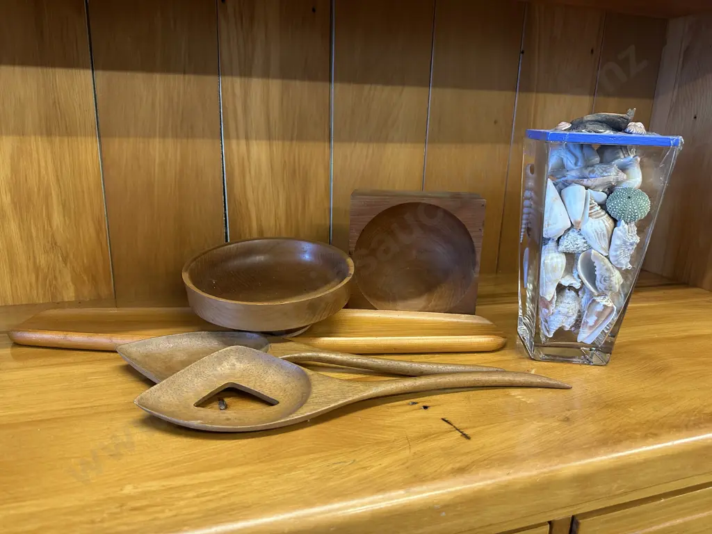 Assorted Woodenware Including Kauri, Matai & Shells In Clear Glass Vase. Image 1++