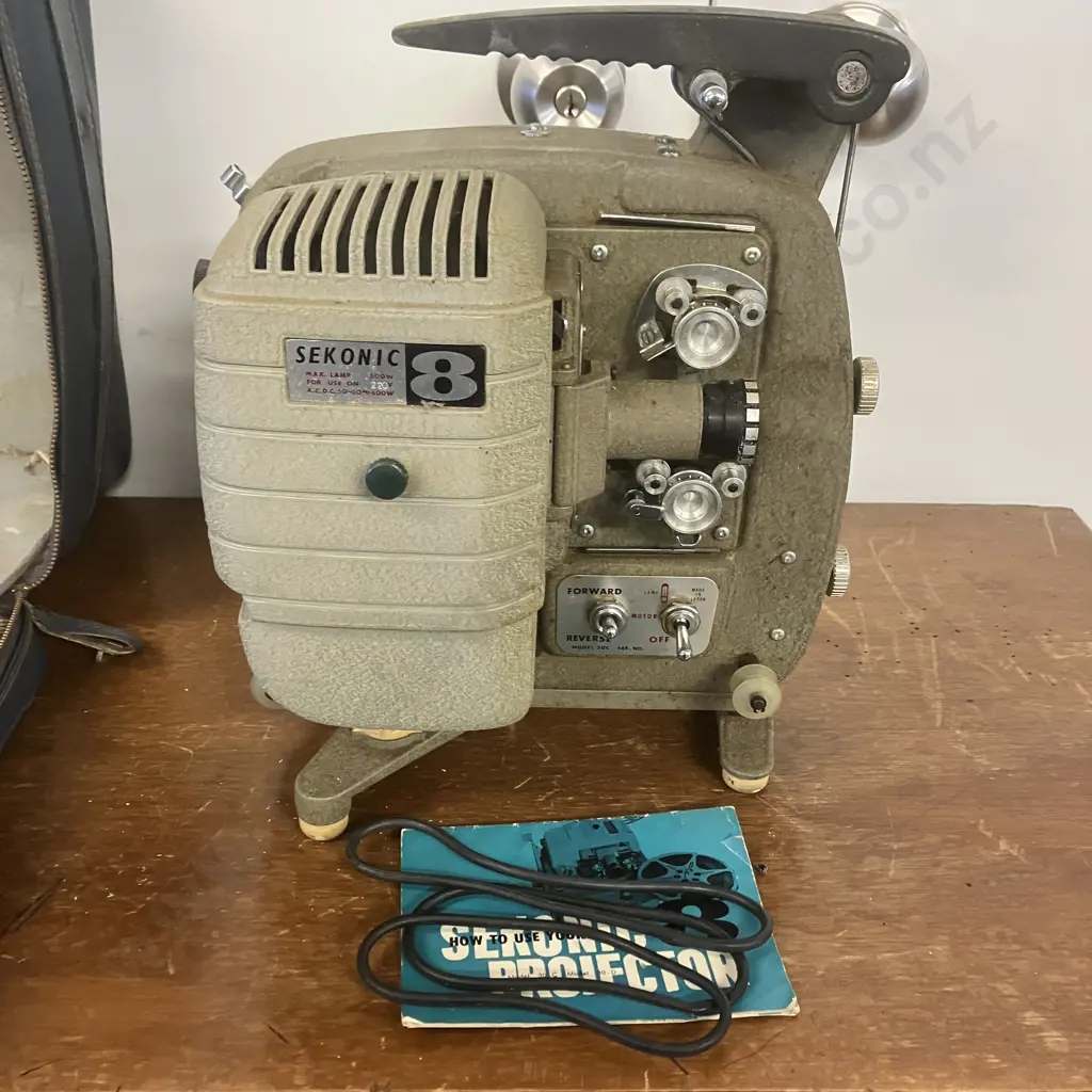 Vintage Sekonic 8 Model 30C Projector with Carrying Case - Japan (No Power Lead) Image 1++