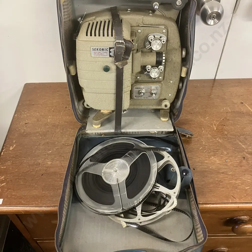 Vintage Sekonic 8 Model 30C Projector with Carrying Case - Japan (No Power Lead) Image 1++