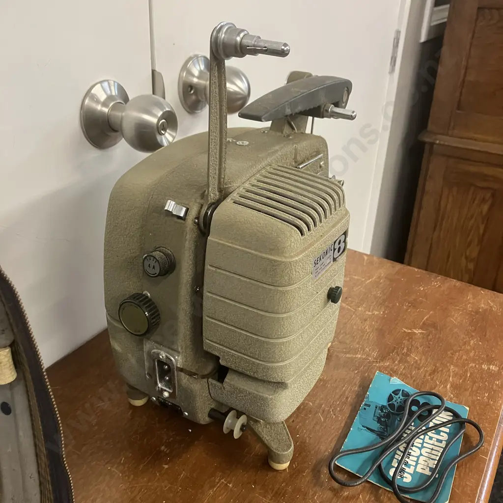 Vintage Sekonic 8 Model 30C Projector with Carrying Case - Japan (No Power Lead) Image 1++