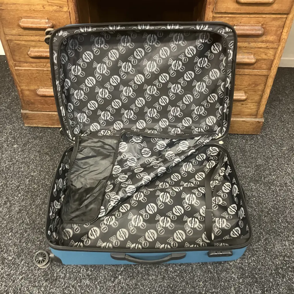 Large Suitcase On Wheels With Retracting Handle Image 1++