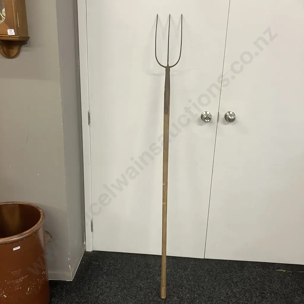 Vintage Three Prong Hay Fork Pitchfork. 158cm Image 1++