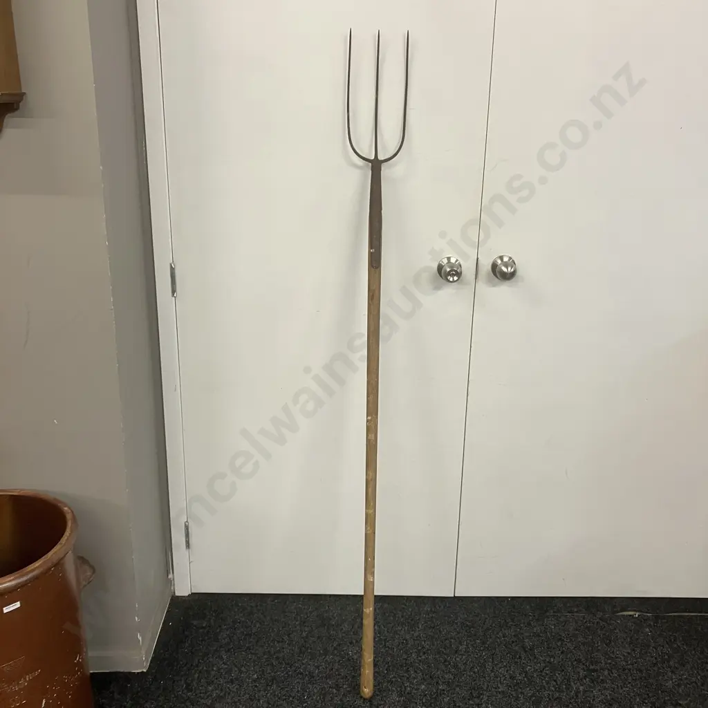 Vintage Three Prong Hay Fork Pitchfork. 158cm Image 1++