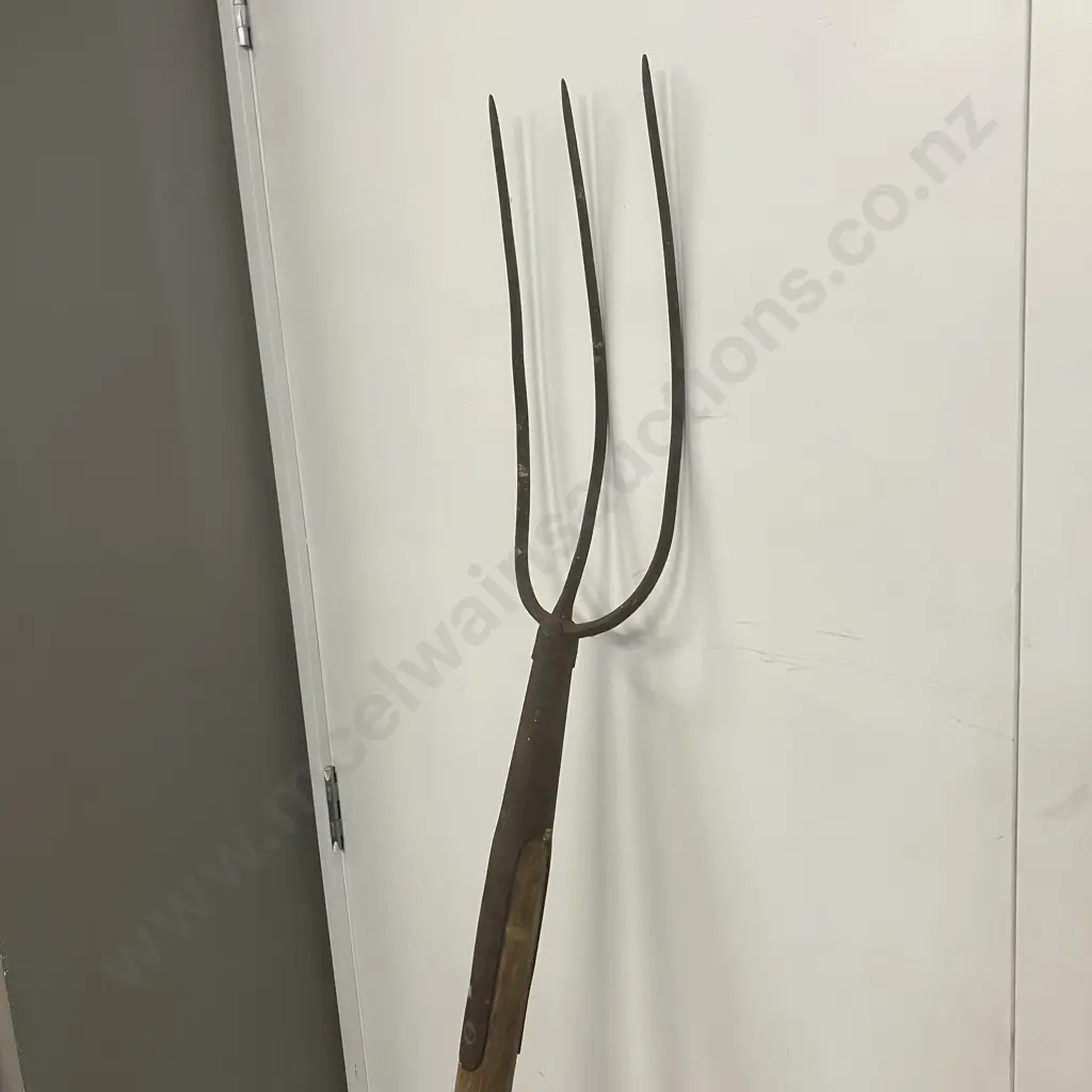 Vintage Three Prong Hay Fork Pitchfork. 158cm Image 1++
