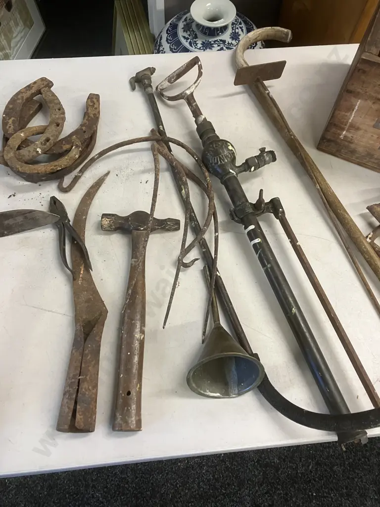 Box Lot Vintage Items, Junior Stirrup Pump, Horse Shoes, Copper Funnel, Niwashi Etc Image 1++