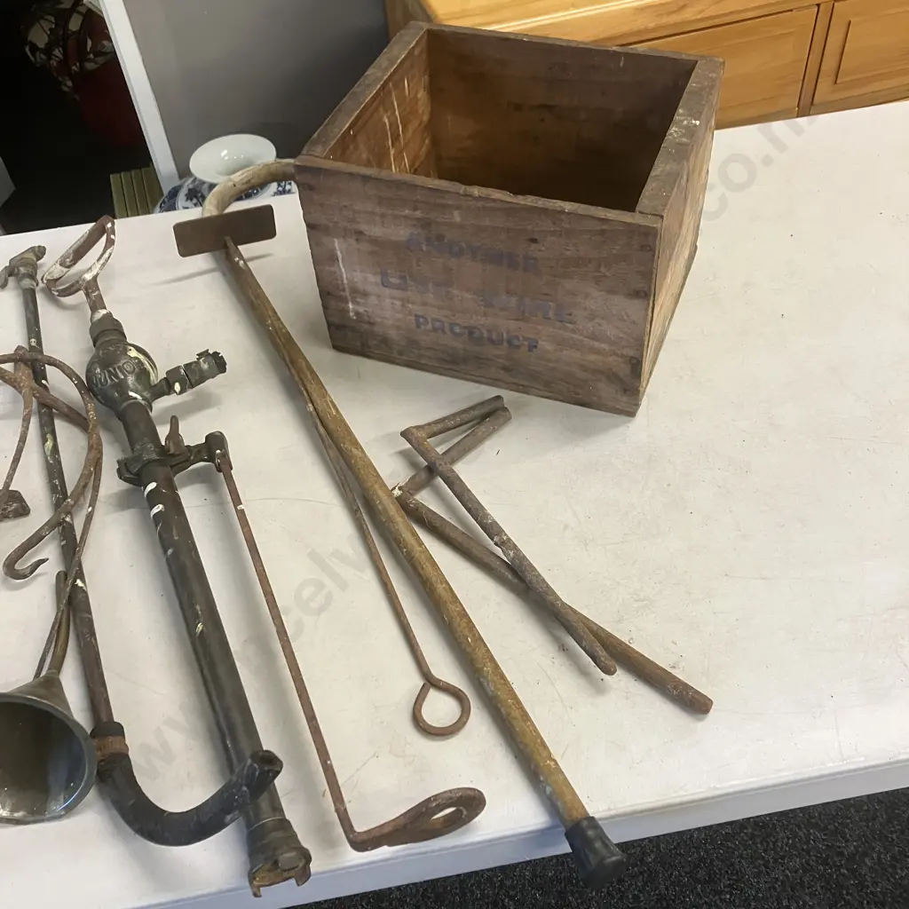 Box Lot Vintage Items, Junior Stirrup Pump, Horse Shoes, Copper Funnel, Niwashi Etc Image 1++