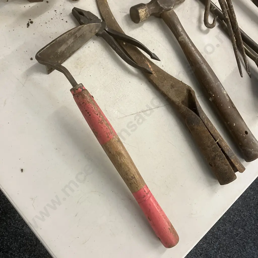 Box Lot Vintage Items, Junior Stirrup Pump, Horse Shoes, Copper Funnel, Niwashi Etc Image 1++
