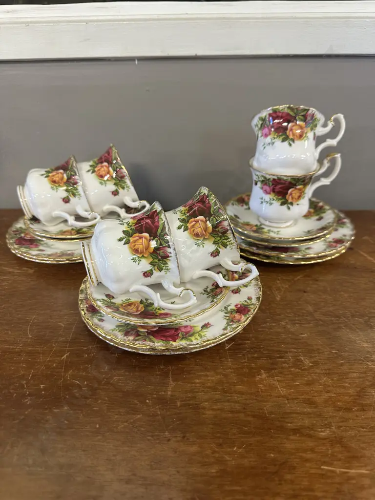 Royal Albert Old Country Roses Set of 6 demi-tasse cups, 5 saucers and 6 side plates Image 1++