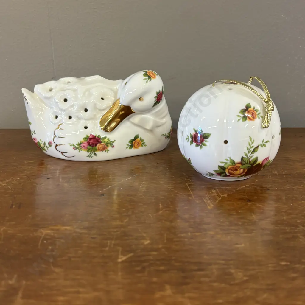 Royal Albert Old Country Roses Pomadors, duck and ball Image 1++