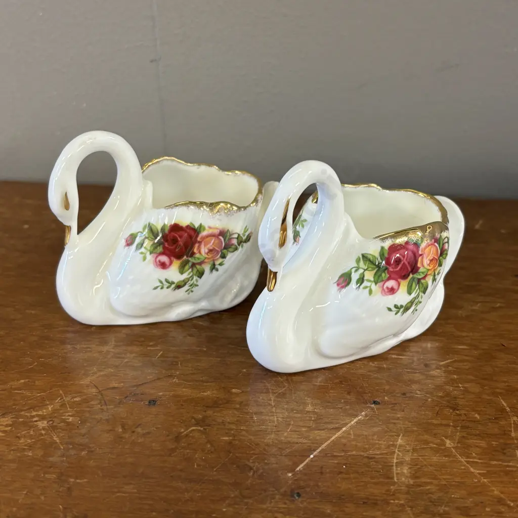 Royal Albert Old Country Roses pair of Swan decoration ornaments Image 1++