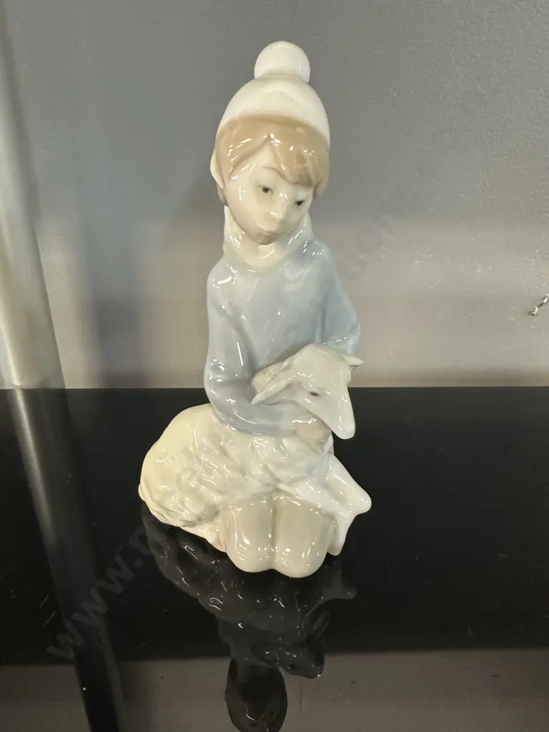 LIadro Porcelain Fiqurine Shepard Boy Holding Lamb H15cm. Image 1++
