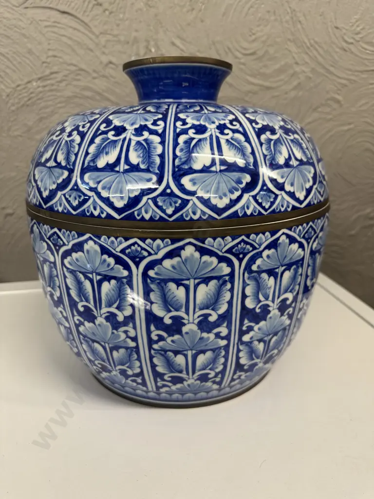 Extra Large Vintage Maitland Smith Cobalt Blue & White Chinoiserie Crackle Glazed Two Piece Pot H32,D30cm. Image 1++