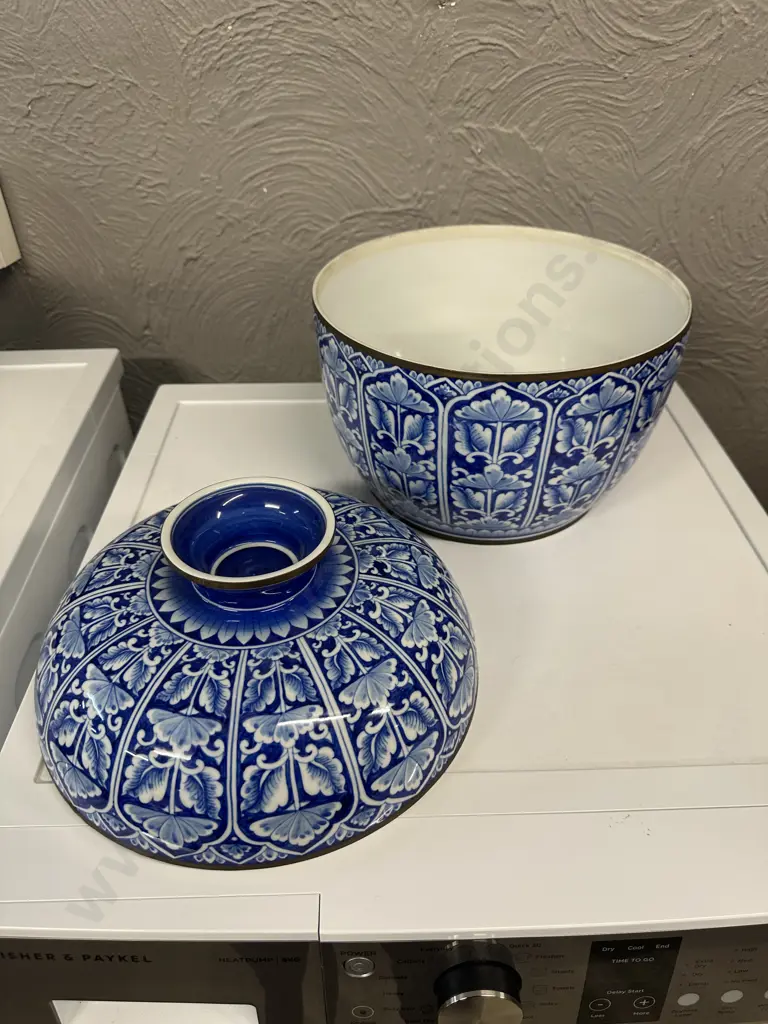 Extra Large Vintage Maitland Smith Cobalt Blue & White Chinoiserie Crackle Glazed Two Piece Pot H32,D30cm. Image 1++