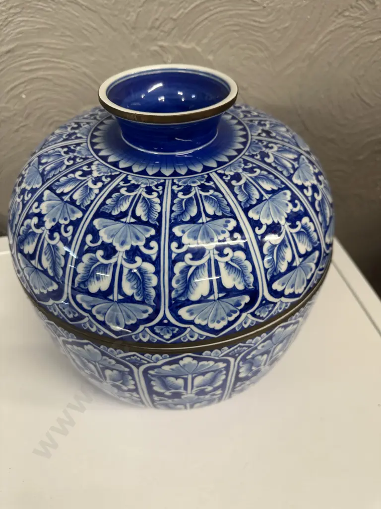Extra Large Vintage Maitland Smith Cobalt Blue & White Chinoiserie Crackle Glazed Two Piece Pot H32,D30cm. Image 1++