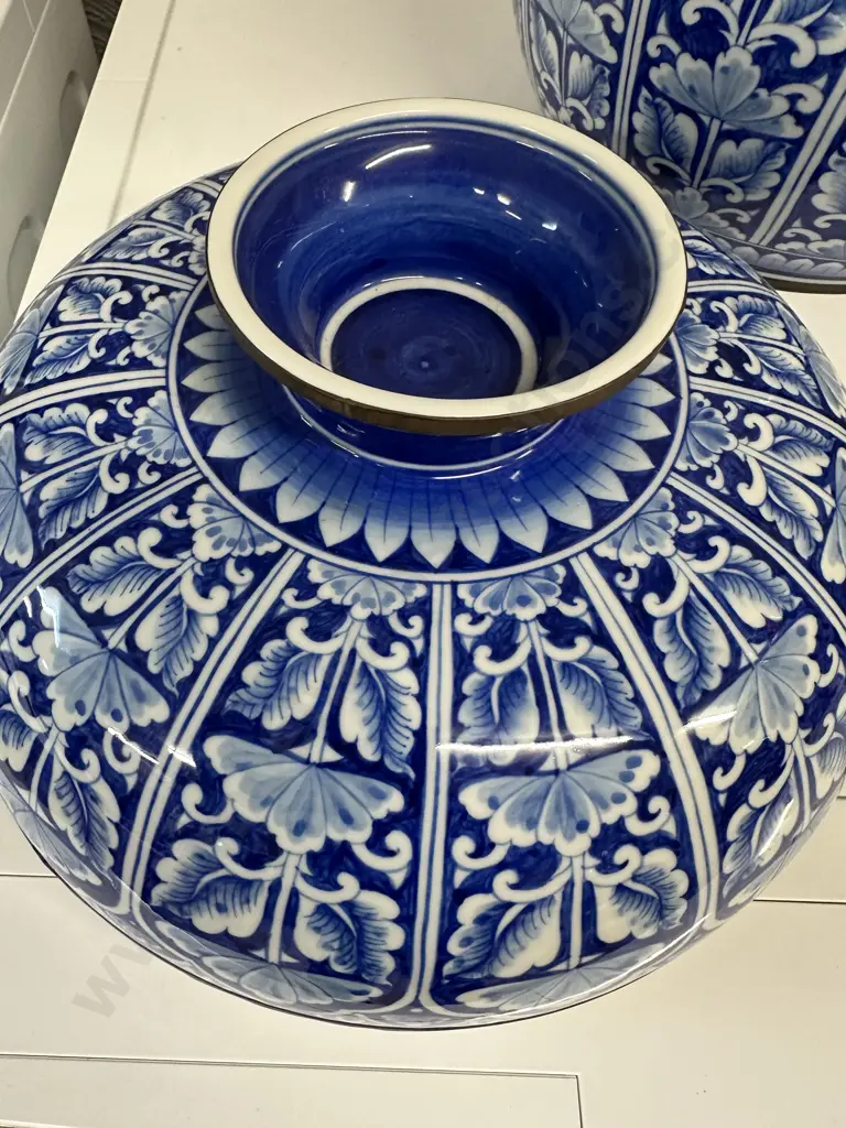 Extra Large Vintage Maitland Smith Cobalt Blue & White Chinoiserie Crackle Glazed Two Piece Pot H32,D30cm. Image 1++