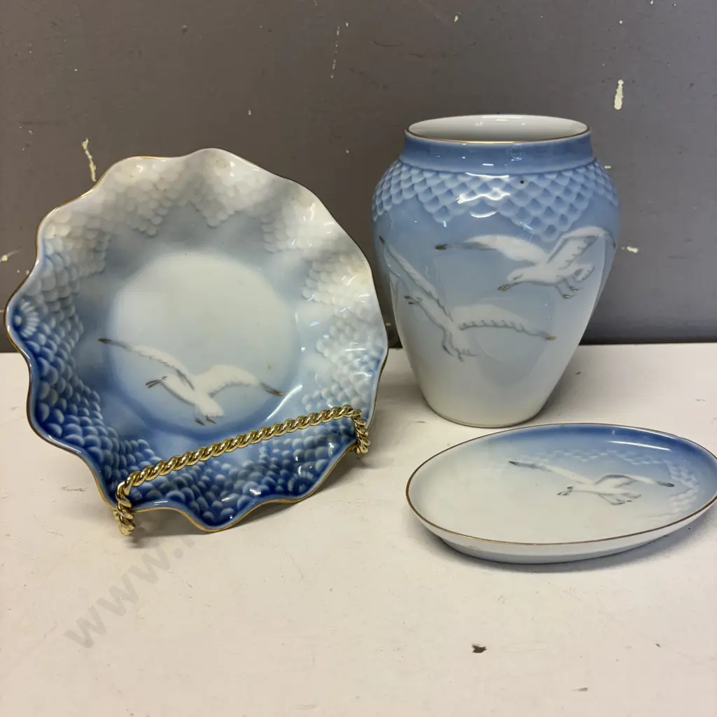 Bing and Grondahl Vase H13cm with 2 dishes. Seagull pattern Image 1++