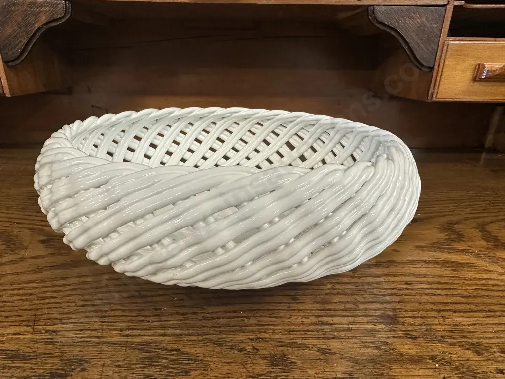 Vintage White Basket Weave Fruit Bowl. 10 x 31cm Image 1++
