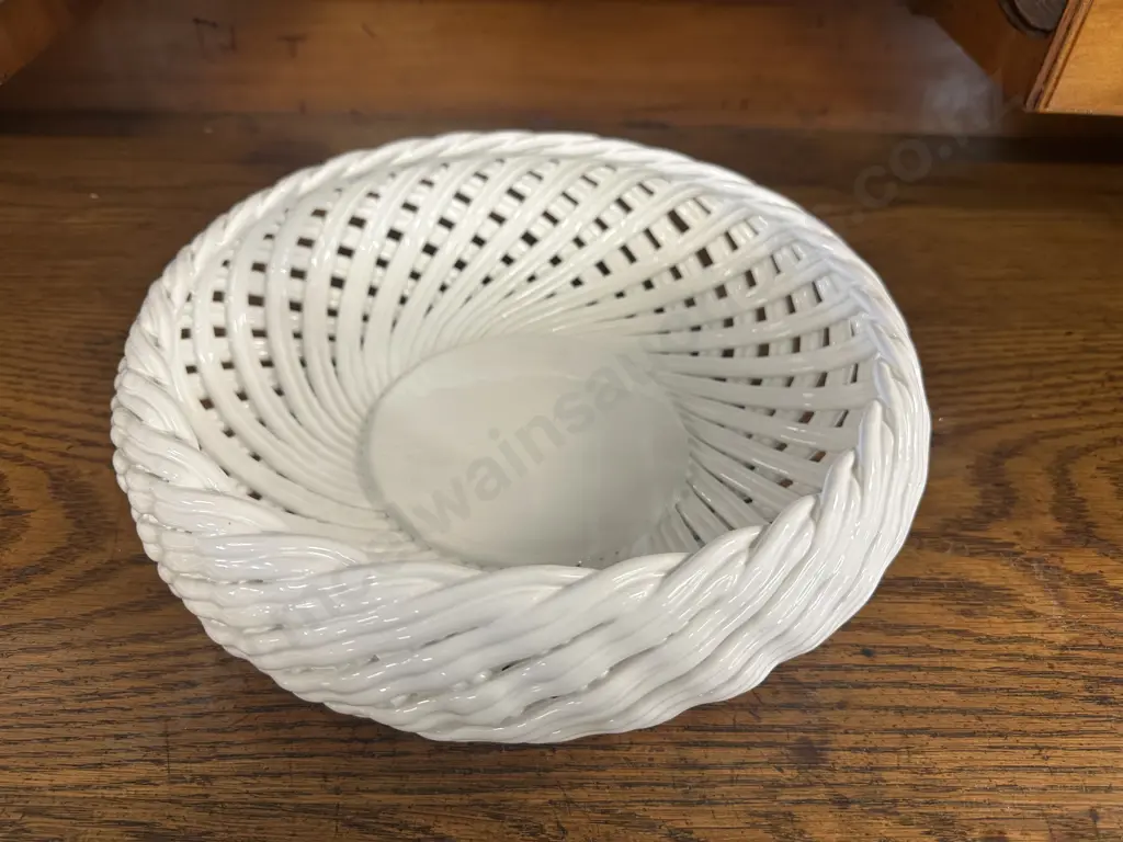 Vintage White Basket Weave Fruit Bowl. 10 x 31cm Image 1++