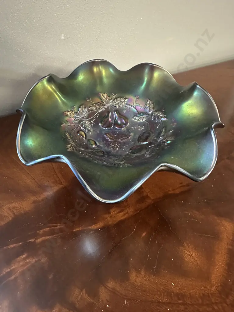 Vintage Carnival Glass Amethyst Three Fruits Medallion Ruffled Bowl H8,Dia22cm. Image 1++