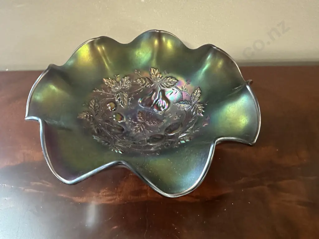 Vintage Carnival Glass Amethyst Three Fruits Medallion Ruffled Bowl H8,Dia22cm. Image 1++