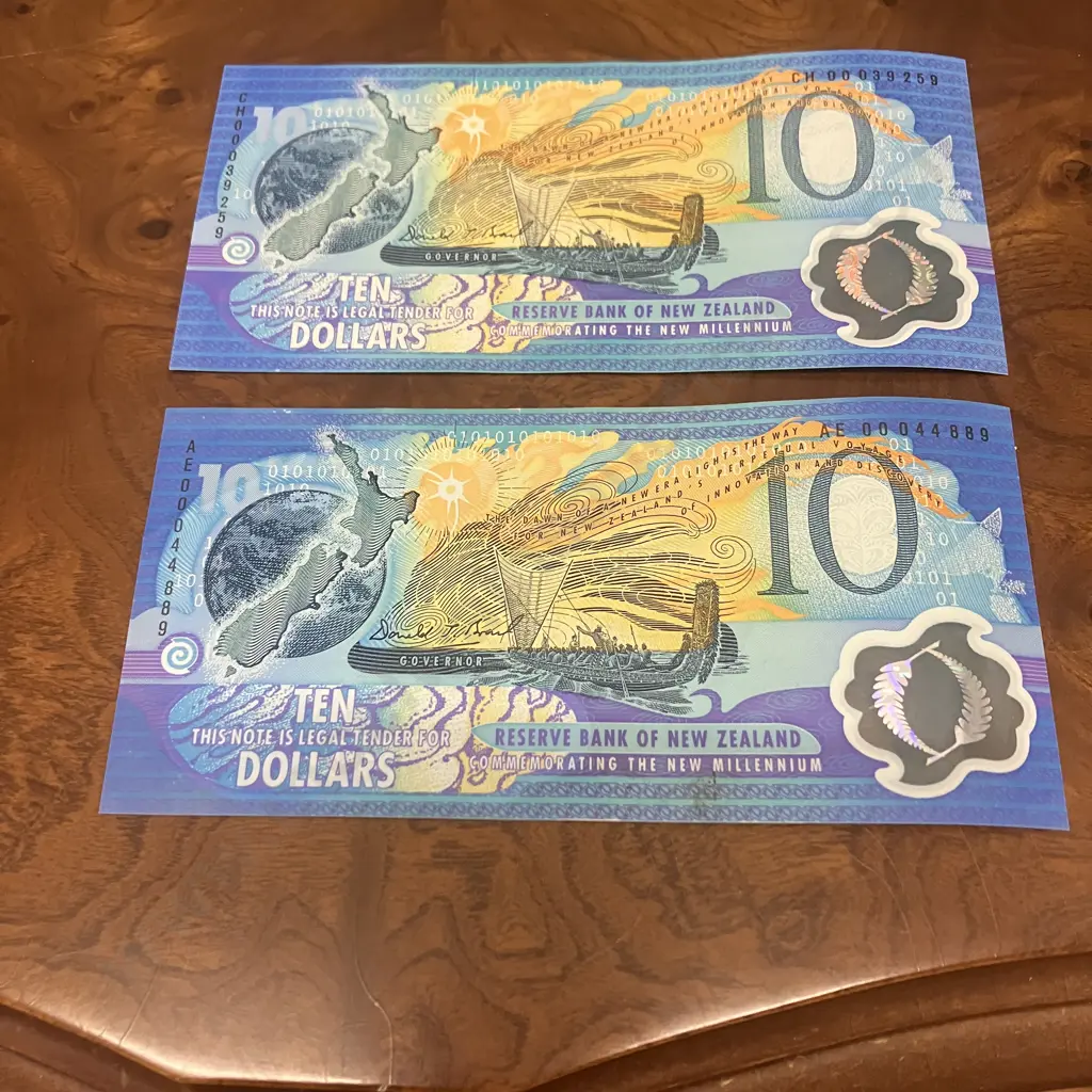 New Zealand Millennium Year 2000 $10 Banknotes x 2 - Donald Brash - AE 00044889 & CH 00039259 Image 1++