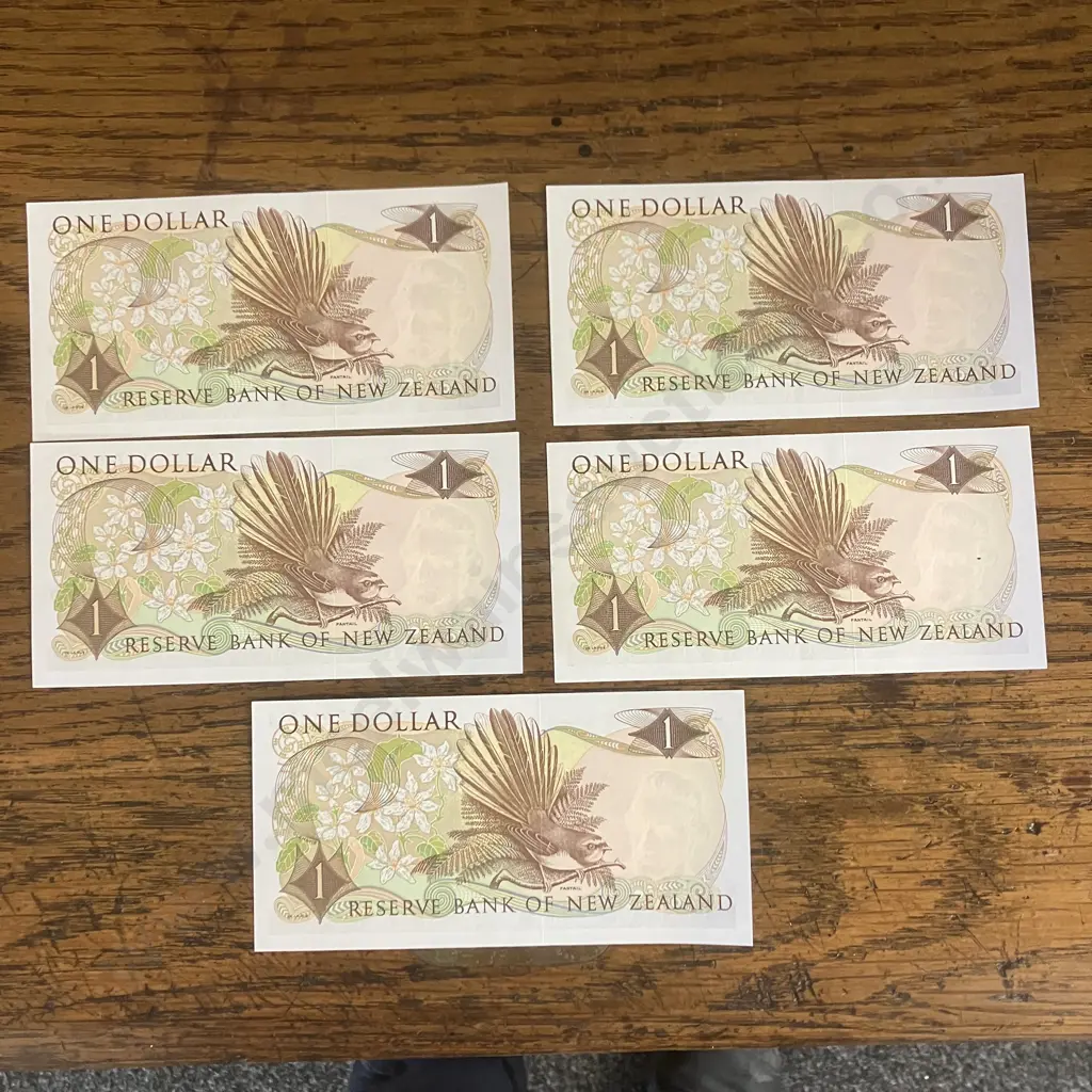 New Zealand $1 - H.R. Hardie (1983-1985) - 2 x Pair of Consecutives And 1 - K2 7215781 & 782, 784, 787, 788 Image 1++