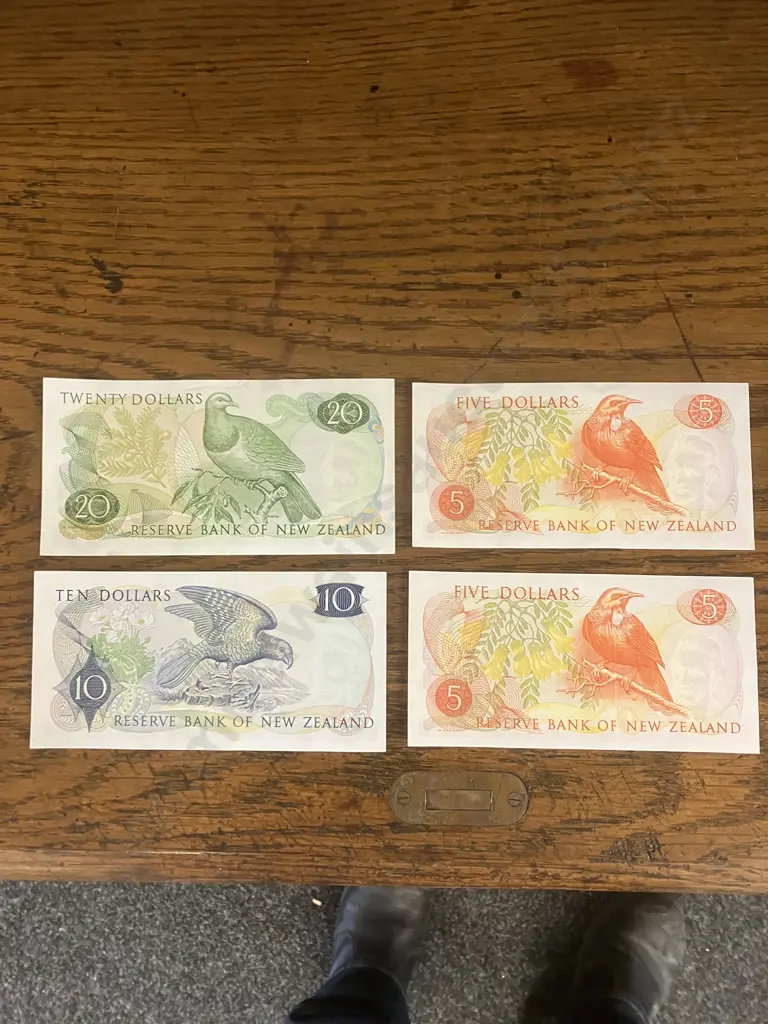 New Zealand Banknotes $20 & $10 Pair of Close Sequenced $5's - H.R. Hardie (1983-1985) Image 1++